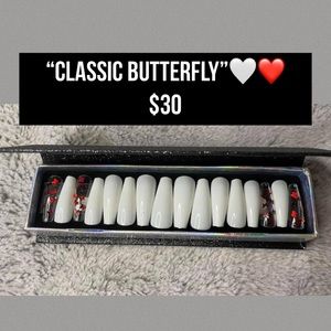 “Classic Butterfly” 🤍❤️
$30/w sparkly magnetic box✨